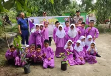 Polsek Sungai Sembilan Tanam Pohon dan Berikan Edukasi Green Policing di SDN 007