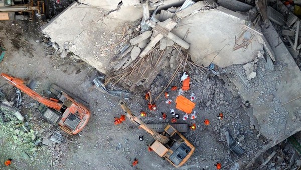 evakuasi-korban-musala-ambruk-di-ponpes-al-khoziny-63-meninggal-dan-puluhan-masih-tertimbun-1759755531943_169