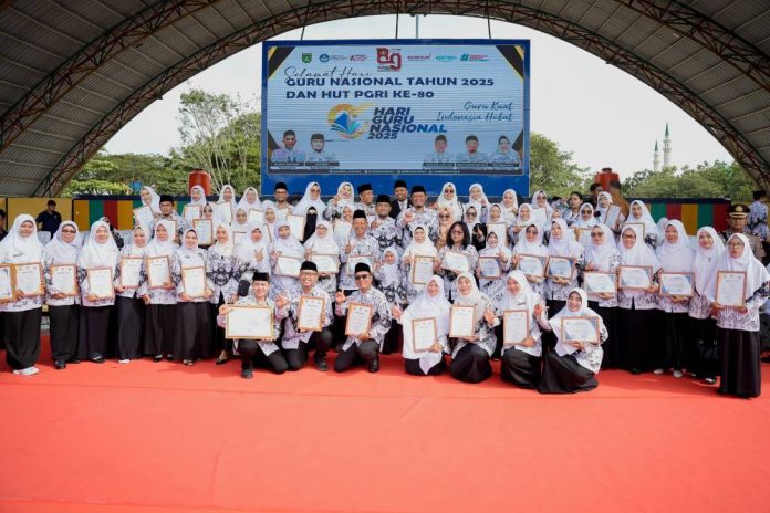 2025-11-25-ribuan-guru-meriahkan-hut-ke-80-pgri-dan-hgn-2025-di-taman-bukit-gelanggang