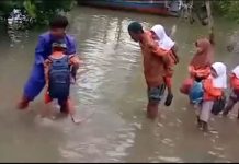 Jalan Desa di Rohil Hancur dan Kerap Banjir, Anak Sekolah Terpaksa Digendong