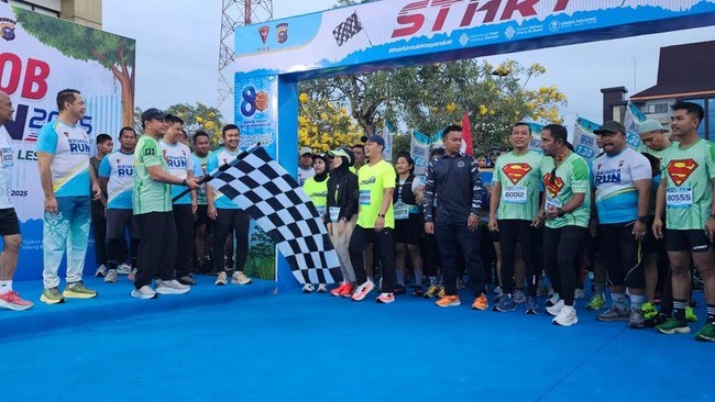 kapolda-riau-irjen-herry-heryawan-flag-off-brimob-run-2025-ameliadetikcom-1763772762916_169