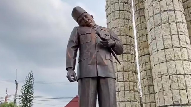 patung-soekarno-di-alun-alun-indramayu-mengalami-kerusakan-1763465509211_169