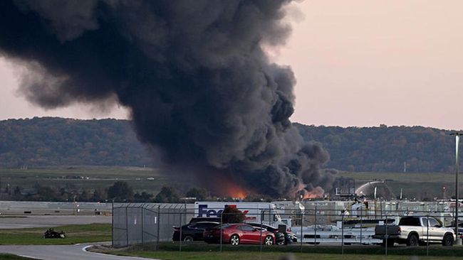 pesawat-kargo-ups-jatuh-dekat-bandara-louisville-asap-tebal-mengepul-di-langit-kentucky-1762337221721_169