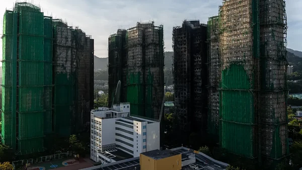 penampakan-apartemen-wang-fuk-court-di-hong-kong-setelah-terbakarap-via-the-sydney-morning-herald-1764315569113_169