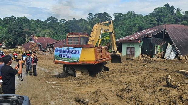 tim-gabungan-polda-sumbar-dan-polda-riau-bersihkan-sisa-bencana-di-agam-sumbar-mei-ameliadetikcom-1765092614029_169