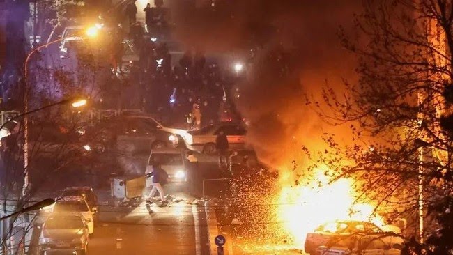 mobil-mobil-dibakar-dalam-unjuk-rasa-yang-berlangsung-di-teheran-ibu-kota-iran-beberapa-waktu-terakhir-1768278413398_169