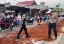 Solar Tumpah di Jalur Sumbar–Riau, Polisi Terapkan Sistem Buka Tutup di Sarilamak