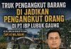 Diduga Langgar Aturan, PT IBP Angkut Pekerja Pakai Truk Barang